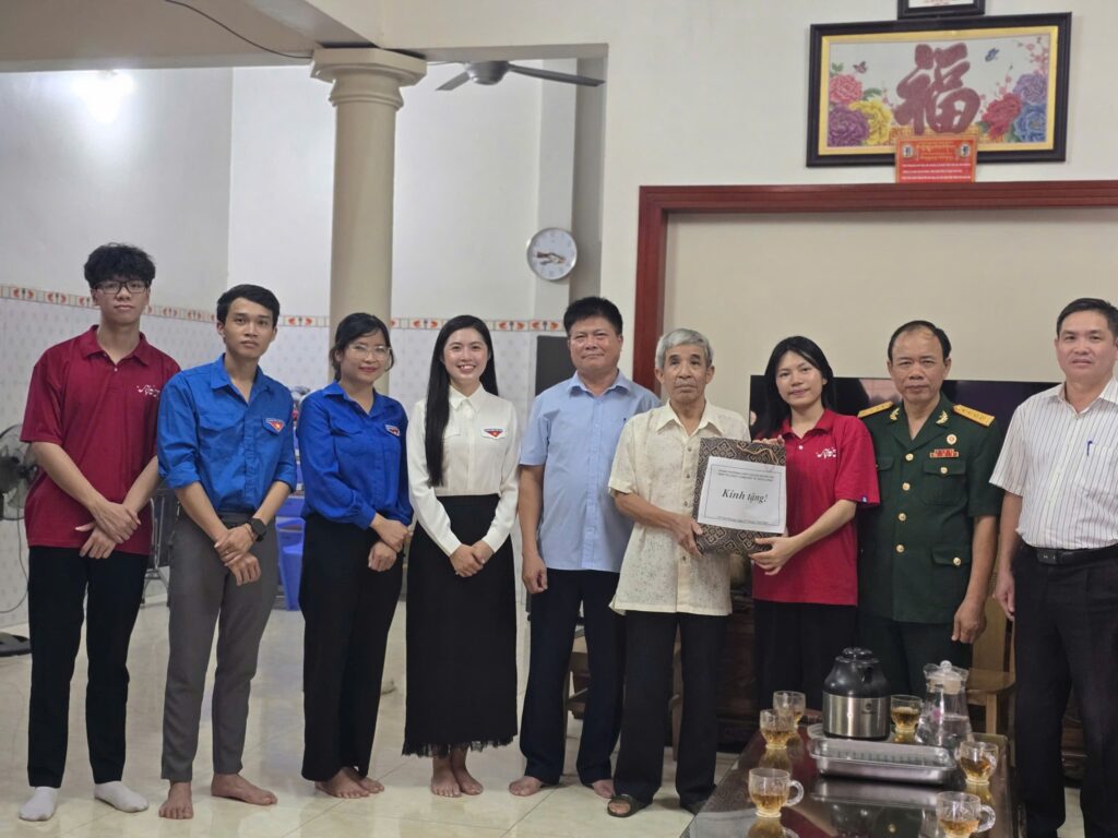 Trao tặng quà