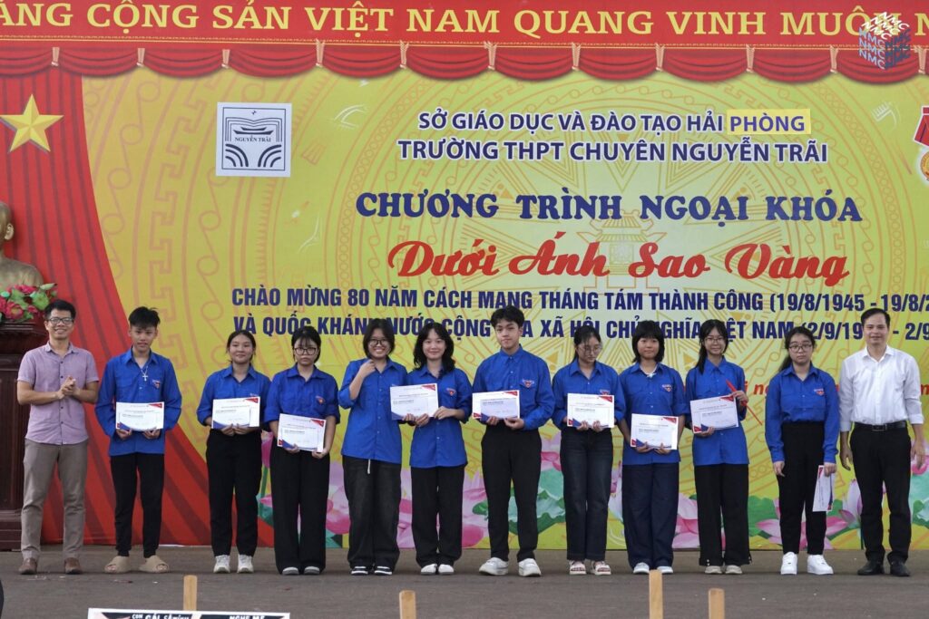 Vẽ tranh Sao tháng tám