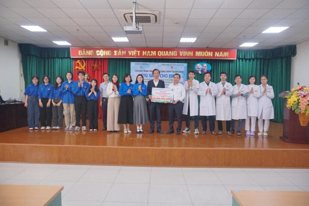 Trao tặng tủ sách
