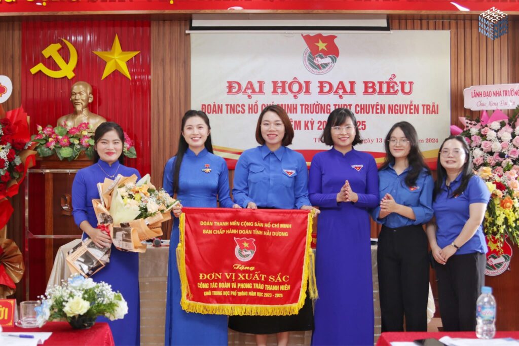 Cờ thi đua Tỉnh Đoàn