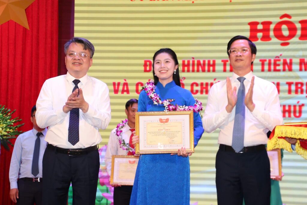 Khen thưởng nội bộ