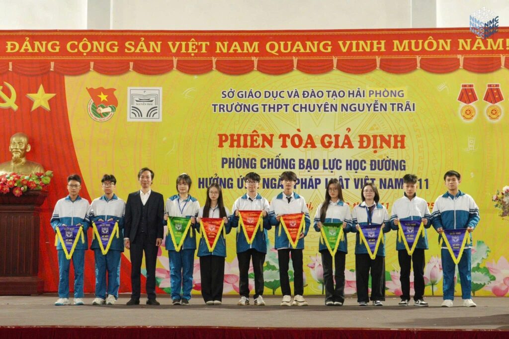 Trao cờ thi đua tháng 1