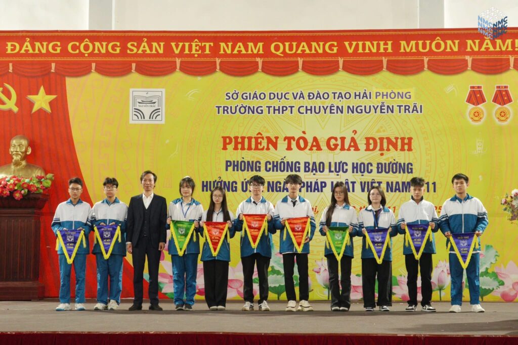 Trao cờ thi đua tháng 10