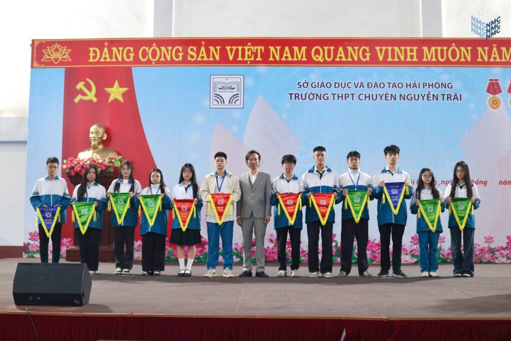 Trao cờ thi đua tháng 11
