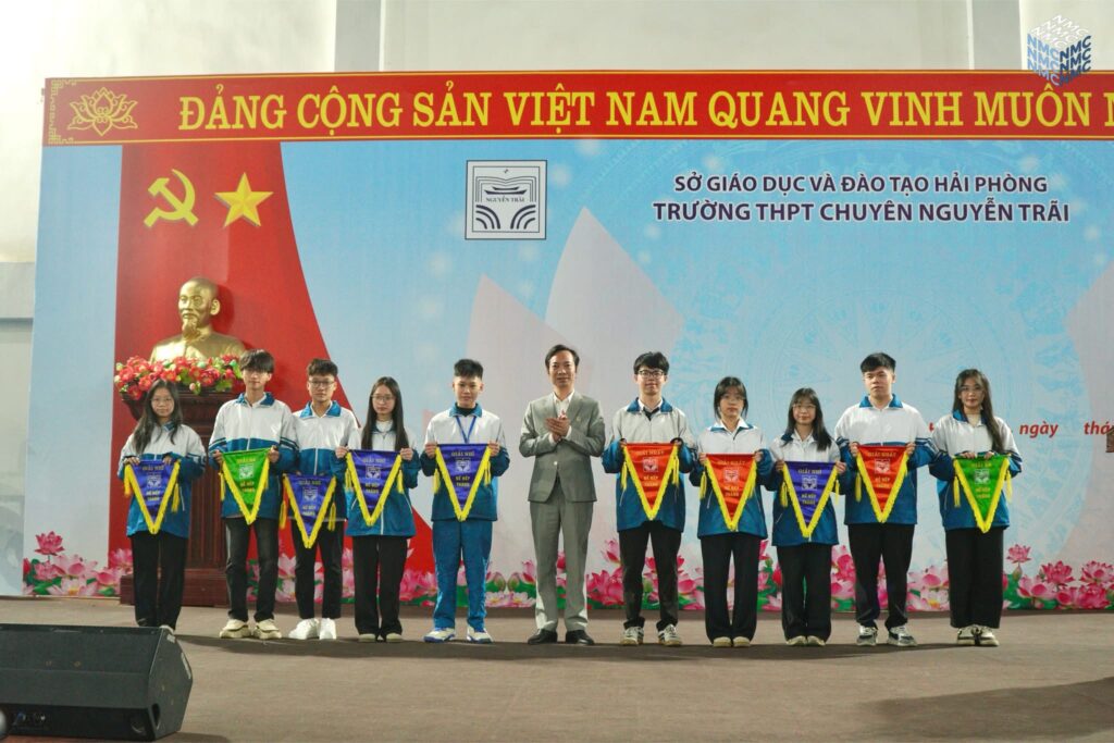 Trao cờ thi đua tháng 12