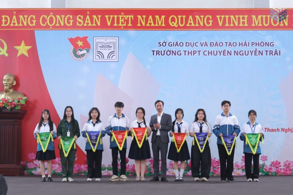 Trao cờ thi đua tháng 2