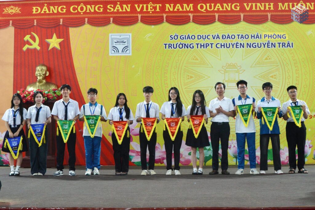 Trao cờ thi đua tháng 9